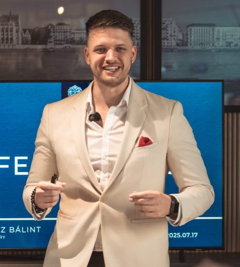Dr. Juhász Bálint előadás közben